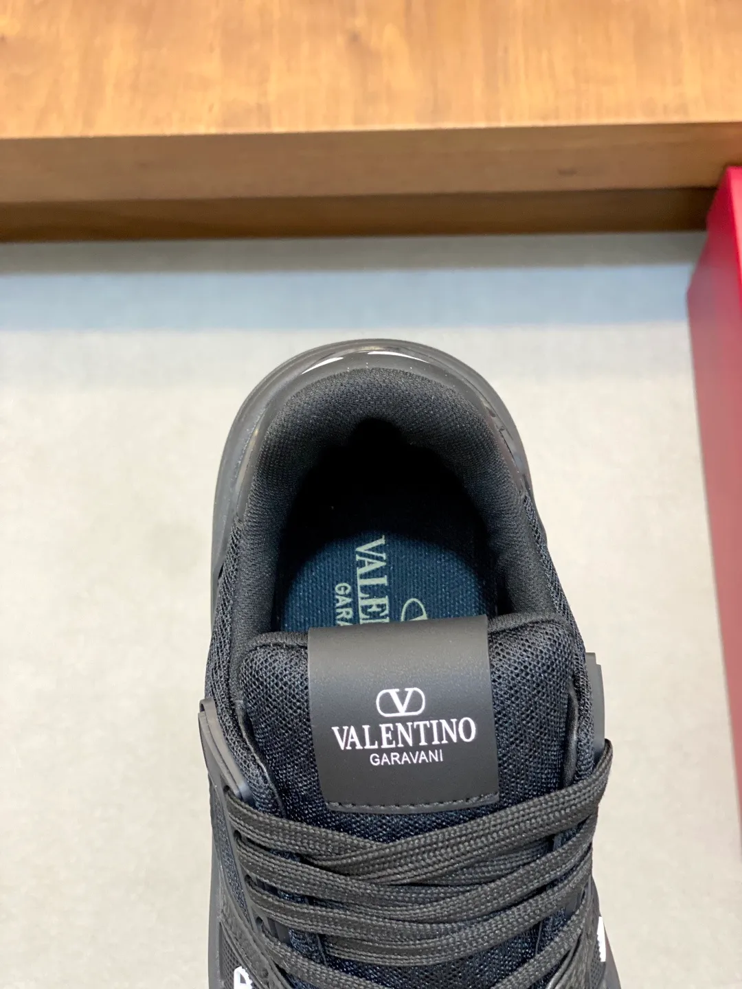 Men's shoes 💰660 Valentino/VALENTINO JOIE DE JOUER couple's low-top sneakers. This sneaker is made of splicing and is decorated with rubber VLOGO SIGNATURE details on the front. The upper is punched and the tongue is decorated with VLOGO SIGNATURE. Logo, with two-color rubber outsole, suede leather fabric lining, logo cowhide insole, fashionable and elegant style, comfortable and breathable for the upper foot, full of personality, and comes with a complete set of original packaging! Code number: 39-44 (38, 45 customized)
